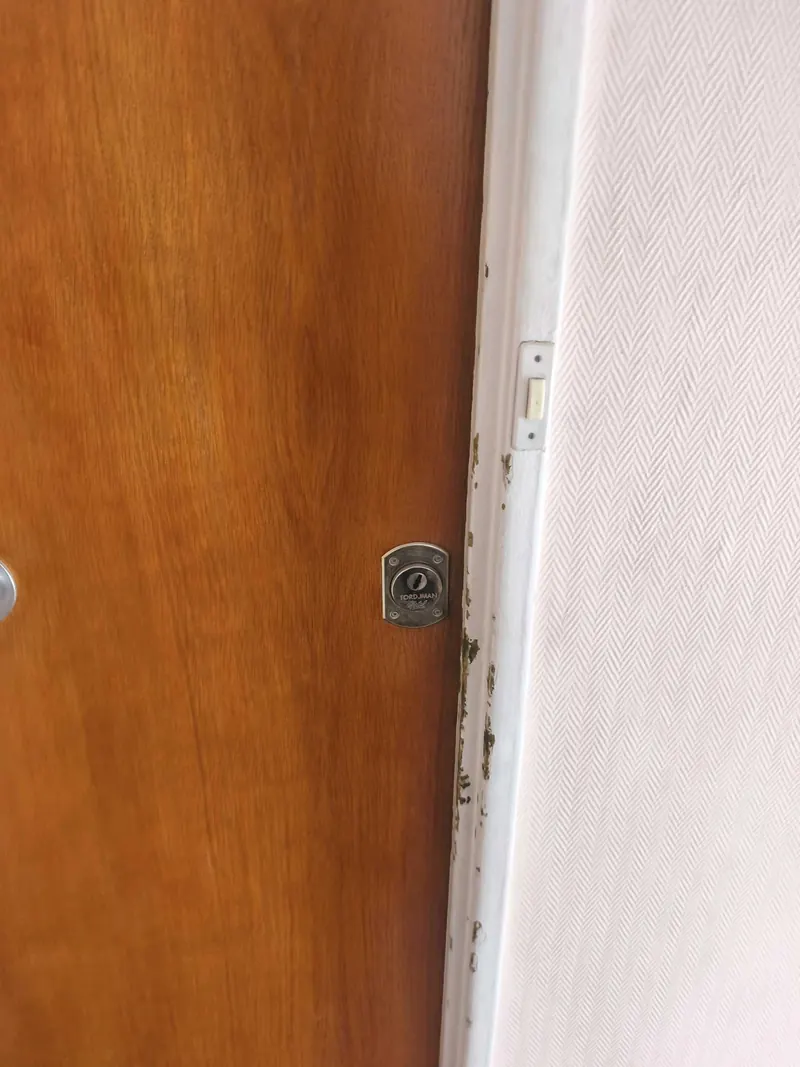 Cylindre sur une porte en bois, côté gâche, photo d'une intervention de France Serrures