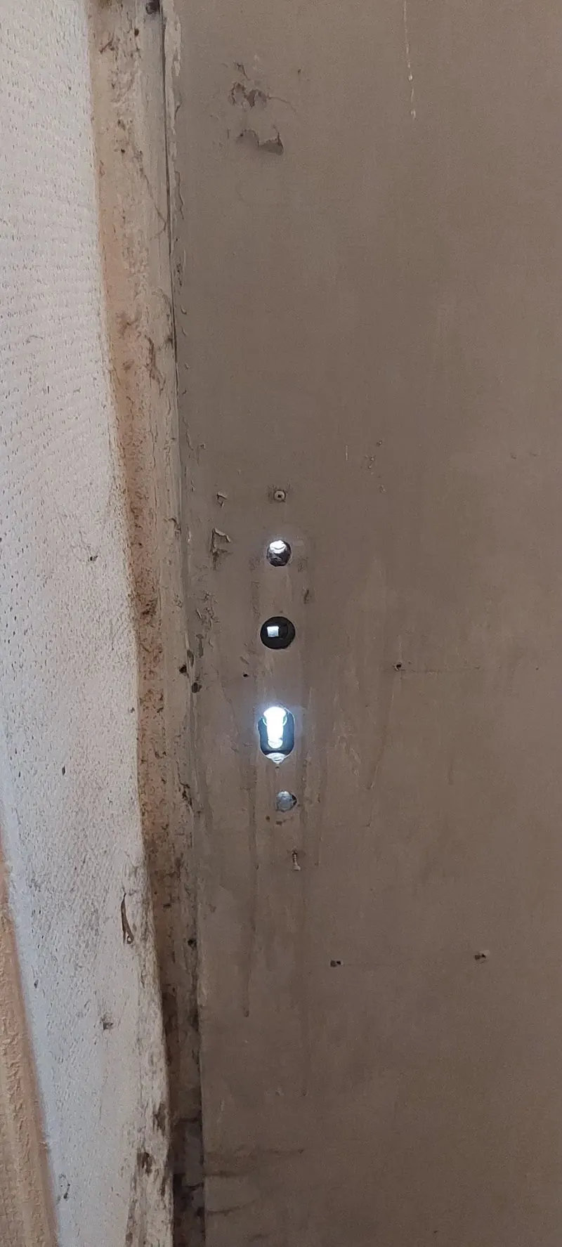 Montant de porte percé pour une nouvelle gâche, photo d'une intervention de France Serrures