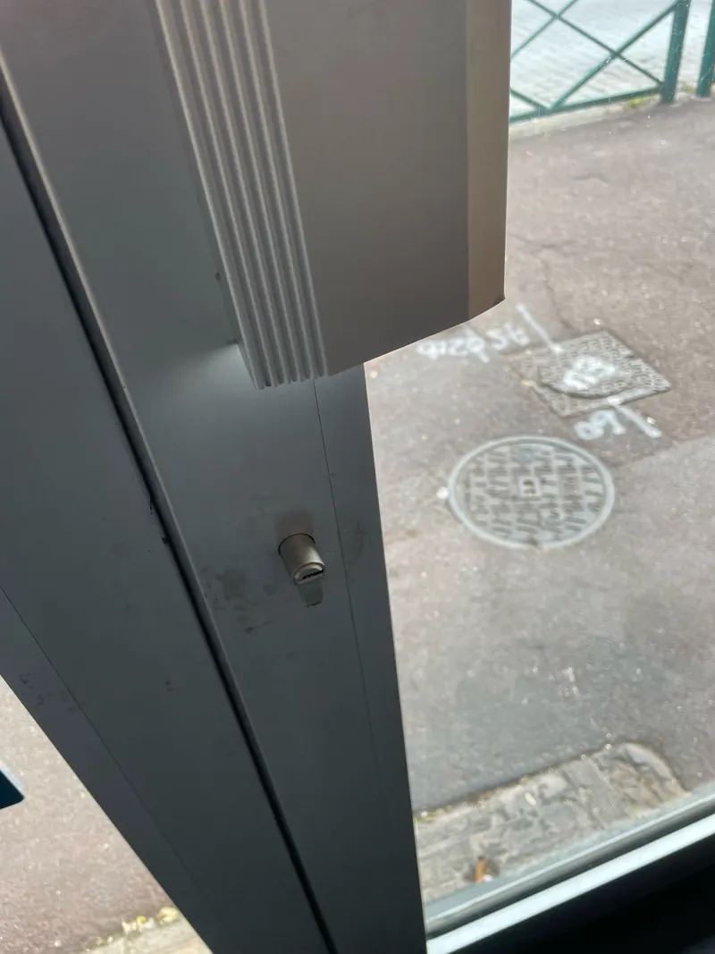 Bord d'une porte vitrée et son verrou, photo d'une intervention de France Serrures
