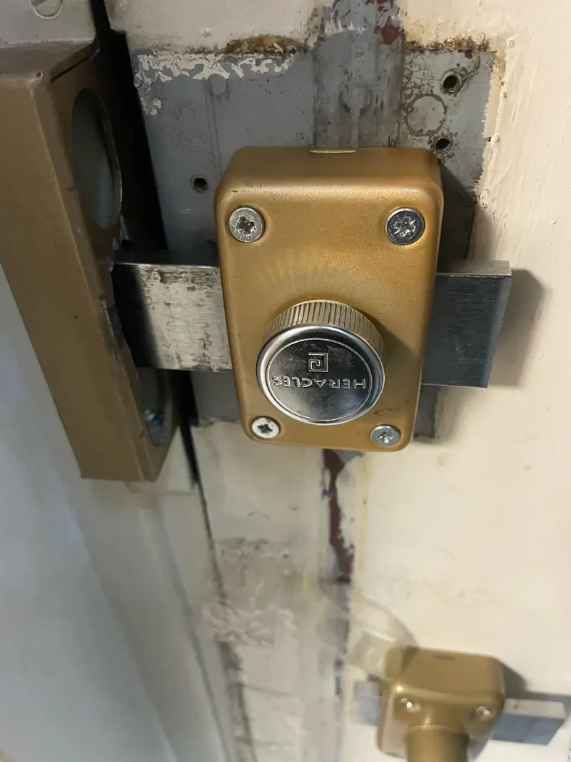 Verrou à bouton monté en applique sur une porte, photo d'une intervention de France Serrures