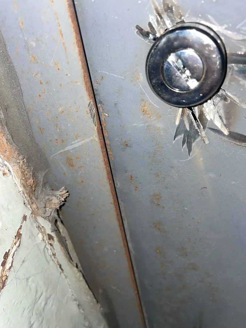 Cylindre arraché sur une porte métallique après une effraction, photo d'une intervention de France Serrures